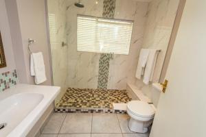 a bathroom with a tub and a toilet and a shower at CedarWoods of Sandton in Sandton +43 photos