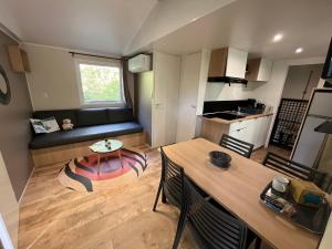 Kuchyň nebo kuchyňský kout v ubytování Camping de Santenay