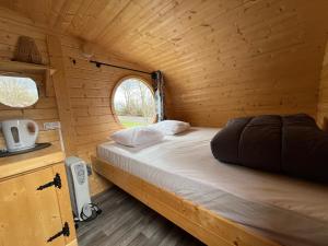 Postel nebo postele na pokoji v ubytování Camping de Santenay