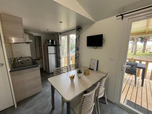 Kuchyň nebo kuchyňský kout v ubytování Camping de Santenay + 32 fotografií