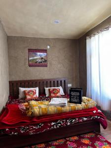 En eller flere senge i et værelse på Pemchung Homestay by StayApart