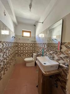 Et badeværelse på Pemchung Homestay by StayApart