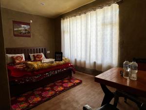 Et opholdsområde på Pemchung Homestay by StayApart + 17 billeder