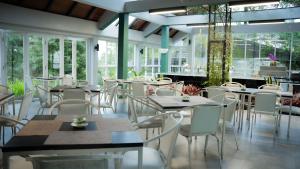 Restaurace v ubytování Leuweung Geledegan Ecoldge