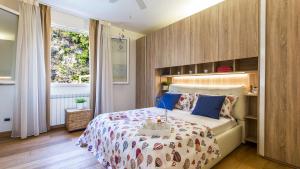 una camera da letto con un letto e una grande finestra di IL CILIEGIO SUL LAGO 6, Emma Villas a Massarosa Altre 35 foto