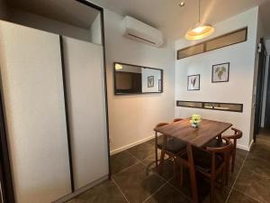 A television and/or entertainment centre at Borderless Swimming Pool - Invincible Twin Towers View - Free WiFi