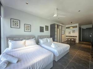 A bed or beds in a room at Borderless Swimming Pool - Invincible Twin Towers View - Free WiFi