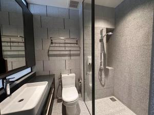 A bathroom at Borderless Swimming Pool - Invincible Twin Towers View - Free WiFi