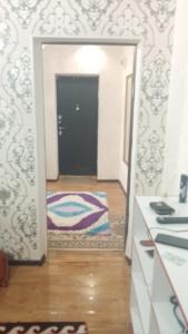 纳伦Guest House URUYAT的厨房设有通往客房的门 更多18张照片