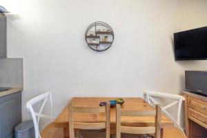 een eettafel met 2 stoelen en een spiegel bij Le Septimontain B18 - Immoclean in Samoëns +19 foto's