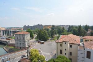 a view of a city with a bus on a street at Giotto garden view - pieno centro in Padova
