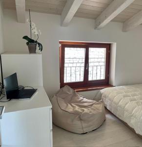 Postel nebo postele na pokoji v ubytování Live la Dolce Vita! Your Lake Garda deluxe getaway