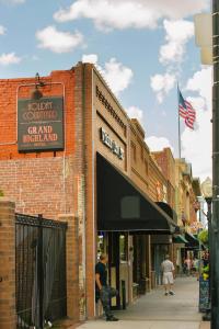 um edifício de tijolos com um sinal para um restaurante em Grand Highland Hotel em Prescott