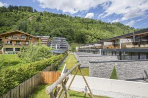 Vue aride d'un bâtiment avec une montagne en arrière-plan dans l'établissement Residenz Wildkogelbahnen Top 3, à Neukirchen am Großvenediger