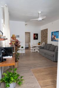 a living room with a couch and a table at Casa Rosendo Madre in La Guancha