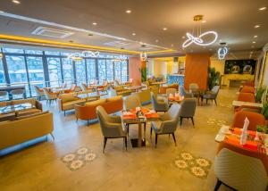 ein Restaurant mit Tischen und Stühlen in einer Cafeteria in der Unterkunft Baraka Tower Hotel in Nairobi