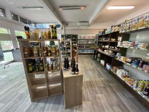 Supermarket nebo jiné obchody v  kempu nebo okolí
