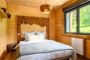 Ένα ή περισσότερα κρεβάτια σε δωμάτιο στο Chalet le Brusyna avec jacuzzi