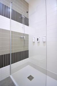 eine Dusche mit Glastür im Badezimmer in der Unterkunft Apartamento con terraza en San Vicente in O Grove