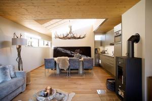 a living room with a table and a kitchen at Residenz Wildkogelbahnen Top 9 in Neukirchen am Großvenediger