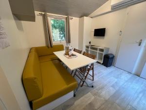 TV a/nebo společenská místnost v ubytování Camping du Pont d'Avignon