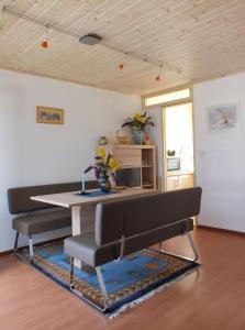 Fotografia z galérie ubytovania Freistehendes Ferienhaus beim Wellnessbad mit eingezäuntem Garten und Terrasse v destinácii Birkamajor