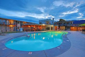Swimming pool sa o malapit sa Bowmont Motel