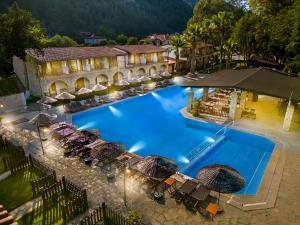 an overhead view of a large swimming pool with umbrellas at Alados Otel in Turgut