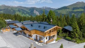 Nespecifikovaný výhled na hory nebo výhled na hory při pohledu z prázdninového domu