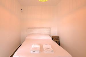 a bedroom with a bed with two towels on it at Atic Els Pins in L'Estartit