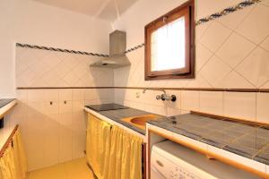 a kitchen with a sink and a window at Atic Els Pins in L'Estartit