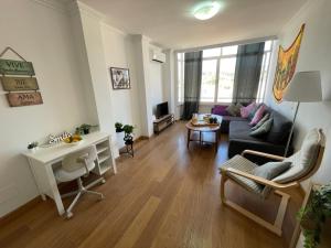 salon z kanapą i stołem w obiekcie Sunny 3 bed apartment only 7 minute walk from beac w mieście La Herradura