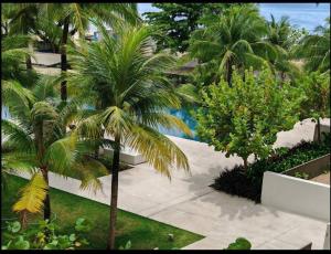 Κήπος έξω από το By The Sea Beach Front and Seaview Apartment