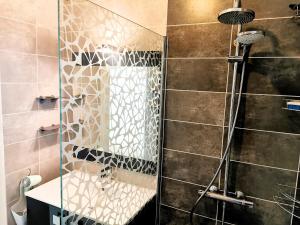 Koupelna v ubytování Le Patio Celeste + 20 fotografií