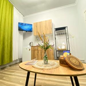 a small kitchen with a table and a green curtain at Temple Inn in Garni