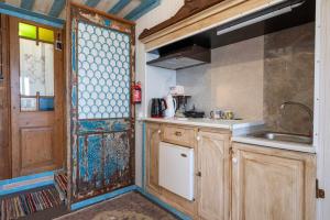 A kitchen or kitchenette at Container Luxury House
