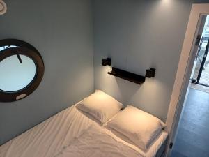 Bed-on-a-Boat客房内的一张或多张床位