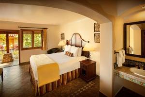 Postel nebo postele na pokoji v ubytování Los Arboles Hotel