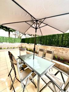 a table and chairs with an umbrella on a patio at Licheni R-home in Rome