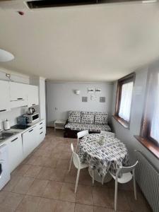 Η κουζίνα ή μικρή κουζίνα στο Hotel Lydia
