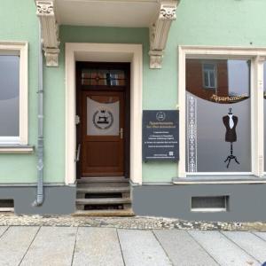 a building with a door and a mannequin in a window at Zur Alten Schneiderei Kamenz in Kamenz