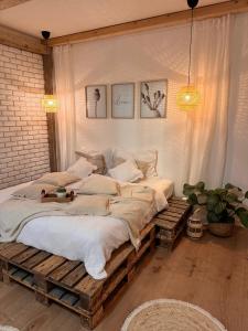 Postel nebo postele na pokoji v ubytování Apartmány Zahražany