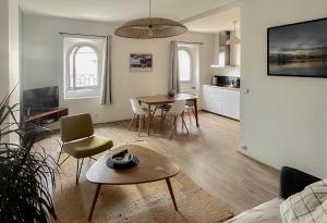 a living room with a table and chairs and a kitchen at T2 Canebiere in Marseille