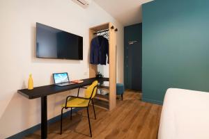TV a/nebo společenská místnost v ubytování Rome Ciampino Smart Hotel + 36 fotografií