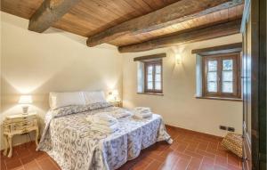 ポッピにあるVilla Rosaの木製の天井の部屋にあるベッドのある寝室