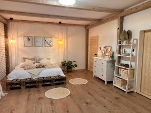 Postel nebo postele na pokoji v ubytování Apartmány Zahražany