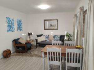 Χώρος καθιστικού στο Mozart Close Durbanville- for people who needs space