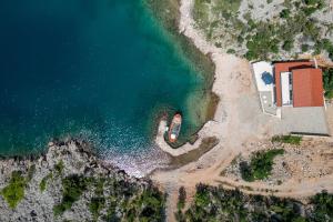 西尼卡House Silence的水边房子的空中景观