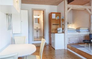 Dapur atau dapur kecil di Nice Apartment In Gudhjem With Wifi