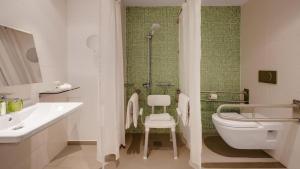 Um banheiro em Holiday Inn Frankfurt - Alte Oper by IHG